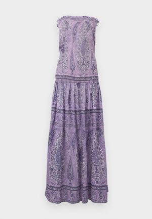 Robe maxi violette sans bretelles avec un corsage smocké et des motifs cachemire dans des tons de violet plus foncé et de blanc.