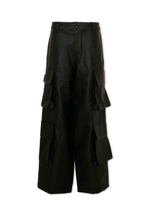 Pantaloni cargo neri a gamba larga con più tasche a patta davanti e sui lati, chiusura con bottone e cerniera in vita, realizzati in materiale similpelle.