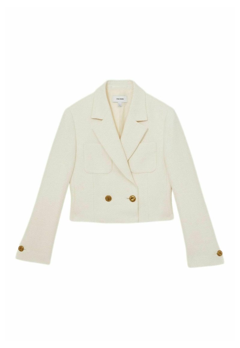Crème cropped blazer met gegolfde revers, twee gouden knopen aan de voorkant en mouwen, en opgestikte zakken op de borst.