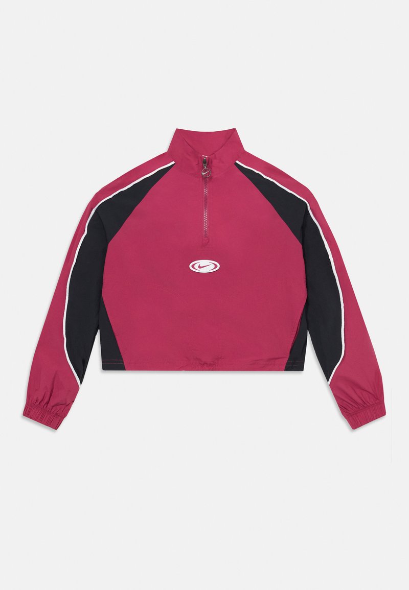 Pulóver cortado em rosa profundo e preto, com um colarinho alto, fecho de meio zip e linhas de realce brancas. Logótipo exibido à frente.