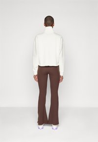 Sweaty Betty SUPER SOFT FLARE YOGA TROUSERS - Donji dijelovi trenirke - cacao brown
