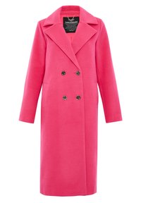 Cappotto rosa in misto lana con colletto a frange, chiusura con bottoni doppi, due tasche laterali e bottoni decorativi bianco e nero.