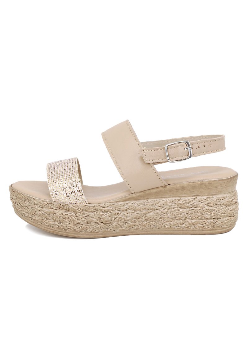 Sandalo con tacco a zeppa beige con suola in juta intrecciata, dotato di due larghe cinghie e di una fascia decorata con strass sulla parte anteriore del piede. Cinturino alla caviglia regolabile.