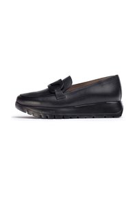 Scarpa nera in pelle scamosciata senza lacci con punta arrotondata, caratterizzata da una fascia decorativa e una spessa suola in gomma nera con scanalature per una migliore aderenza.