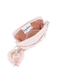 Růžová peněženka na zip má hladký povrch, látkovou podšívku a přízový pom-pom jako ozdobu na klíče. Vnitřní přihrádka pro bezpečné uložení.