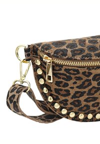 Sac bandoulière en imprimé léopard, fabriqué en suède synthétique, doté de matériel doré, d'une fermeture zippée et d'accents cloutés sur le côté.