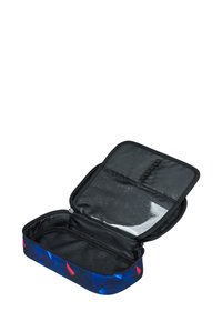 Astuccio con zip con un design geometrico blu, dettagli rossi e neri, materiale in poliestere e una tasca trasparente interna.