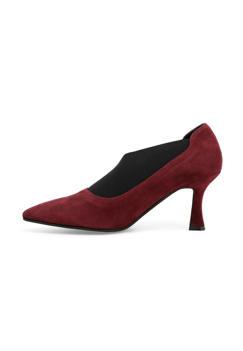 Pump in camoscio bordeaux con un pannello in tessuto elasticizzato nero, punta affilata e tacco sottile, caratterizzato da una superficie liscia e un design elegante.