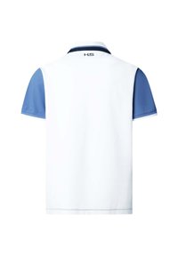 Polo blanco con mangas azul claro y una franja de collar azul marino, mostrando la parte trasera con un pequeño logo "HS" debajo del collar.