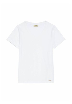 Biała krótki rękaw T-shirt z dekoltem w serek, z zagiętymi mankietami i małą beżową metką przy dolnym brzegu.