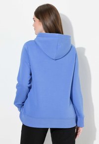 Sudadera con capucha de color azul claro con cordón en la capucha, puños y dobladillo acanalados. Presenta una tela suave y elástica y un diseño casual.