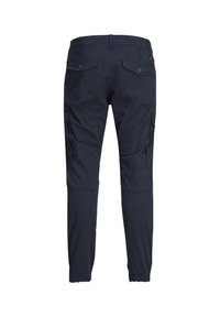 Pantalon cargo bleu marine avec poches à rabat boutonnées à l'arrière, poches cargo latérales, détails cousus au niveau des genoux et poignets élastiques aux chevilles, vu de dos.