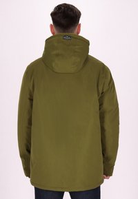 Giacca impermeabile verde oliva con cappuccio, caratterizzata da una texture liscia e un taglio dritto. Design semplice, senza hardware o pattern visibili.