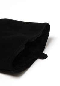 Guanto di pile nero con interno morbido e peloso, caratterizzato da un bordo cucito e un piccolo ciclo di tessuto. Texture liscia senza motivi visibili.