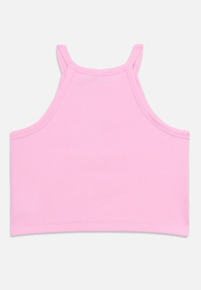 Ροζ ριμπ crop top με λεπτές τιράντες στους ώμους και ψηλό λαιμό, τοποθετημένο επίπεδα πάνω σε λευκό φόντο.