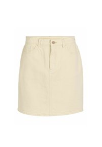 Falda de denim beige con corte recto, cierre frontal de botón y presillas para cinturón. Presenta bolsillos laterales y un acabado suave y texturizado.