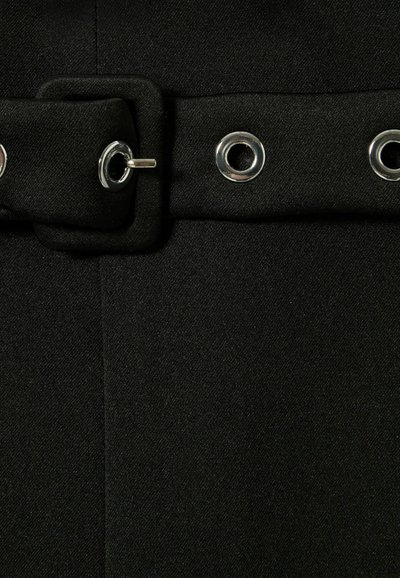 Tessuto nero con una cintura dotata di una fibbia quadrata larga e diversi occhielli circolari. La texture è liscia, con un design su misura.