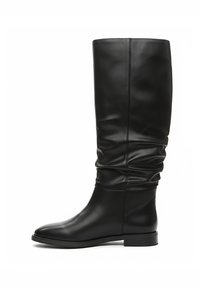 Bottes en cuir noires montant jusqu'aux genoux avec un design décontracté, une texture lisse, un bout arrondi et un talon bloc bas. Détail de couture le long de l'arrière.