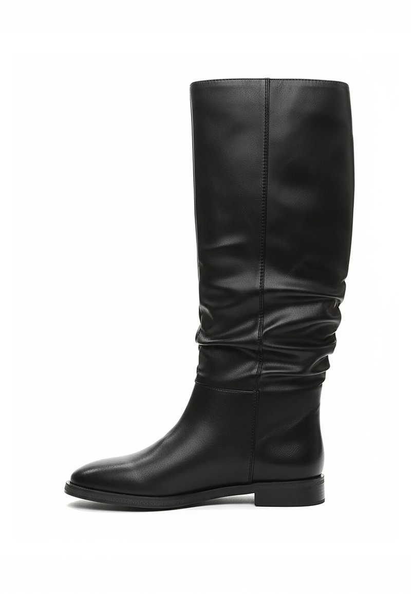 Bottes en cuir noires montant jusqu'aux genoux avec un design décontracté, une texture lisse, un bout arrondi et un talon bloc bas. Détail de couture le long de l'arrière.