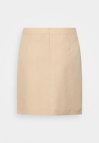 Beige blyerts kjol gjord av slätt tyg, har en bakdragkedja, figurnära siluett och minimala sömdetaljer.