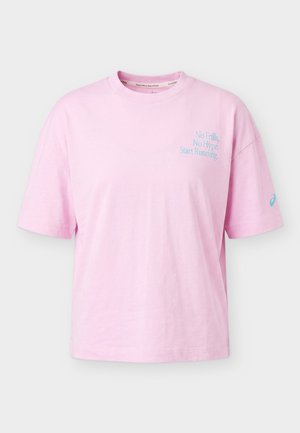 ASICS, RUNNER MESSAGE GRAPHIC TEE - Αθλητικό μπλουζάκι - hazy lilac
