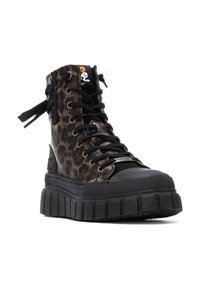 Zapatillas altas con un diseño de estampado de leopardo, suela de goma negra, plataforma gruesa y cordones negros. Presenta ojetes metálicos y detalles del logo.