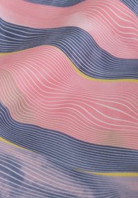 Sidenhalsduk med vågiga ränder i rosa, marinblått och krämfärgat, med smala vita linjer och en liten gul accent längs kanterna.