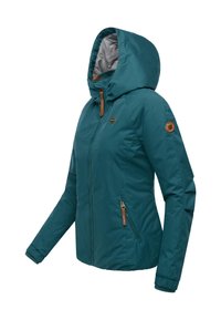 Turkio spalvos gobtuvu pasiūta striukė su užtrauktuku priekyje, elastinėmis rankogaliais ir dviem šoniniais kišenėmis. Turi rudus odos akcentus ir logotipą kairiajame rankove.