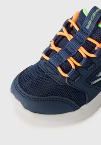 Skechers DYNA LITE - Tenisky - navy/orange/lime