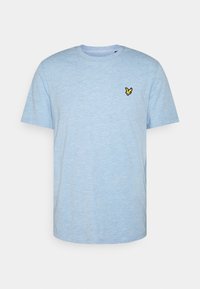 Světle modré tričko s krátkým rukávem vyrobené z měkké látky s kulatým výstřihem, na levé části hrudi má malé logo žlutého motýla.