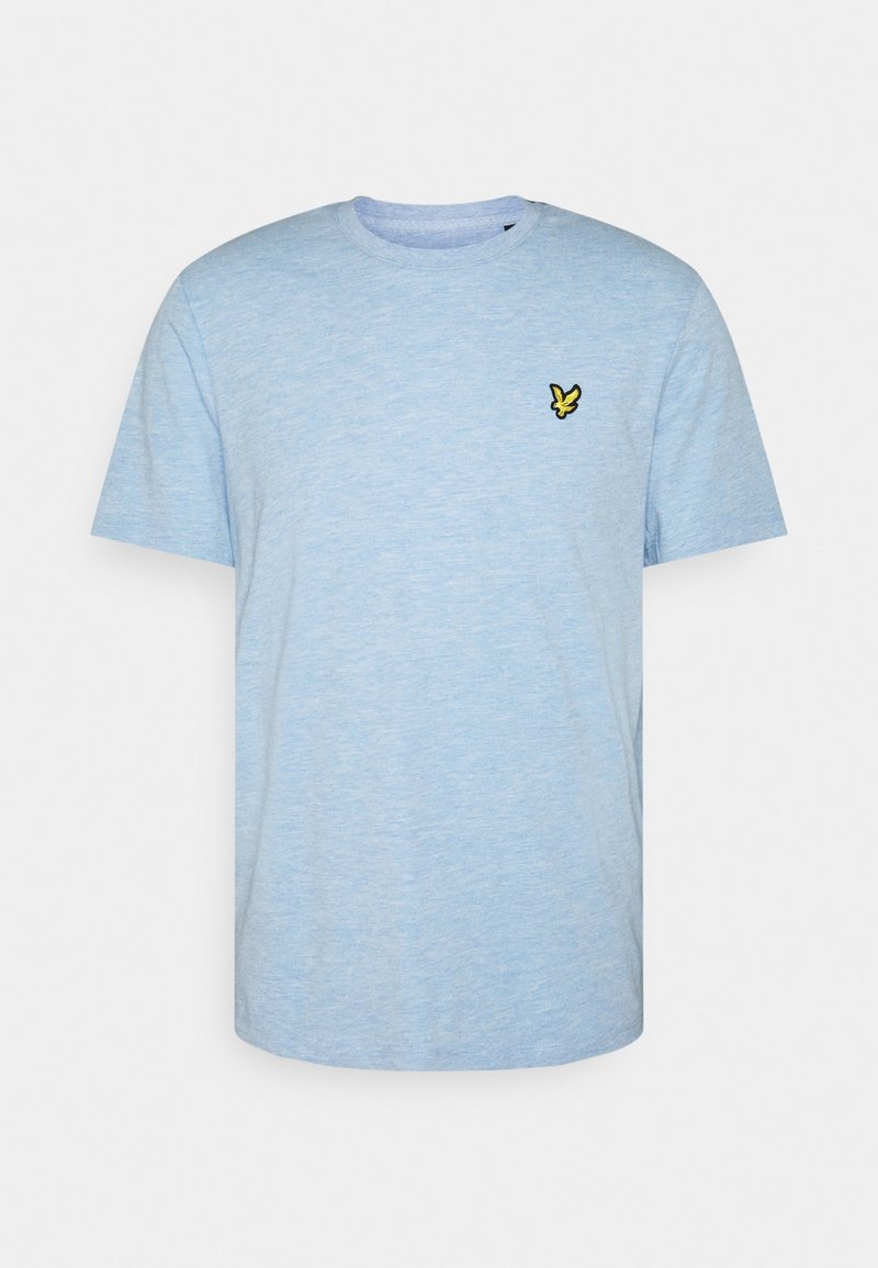 Světle modré tričko s krátkým rukávem vyrobené z měkké látky s kulatým výstřihem, na levé části hrudi má malé logo žlutého motýla.