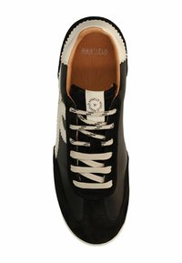 Zwarte suède en leren sneaker met witte veters, ronde neus, contrasterend wit logo en tan voering. Golfrand-detailing aan de zijkanten.