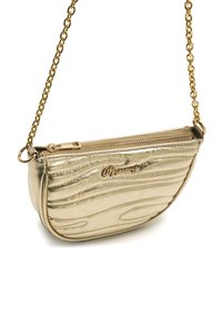 Goldene Metallic-Handtasche mit geschwungener Form, geprägter wellenförmiger Textur und Reißverschluss. Ausgestattet mit einem goldfarbenen Kettenriemen zum Tragen über der Schulter.