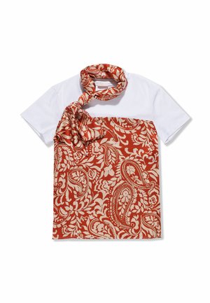 T-shirt bianca con un tessuto a motivo paisley rosso sul davanti, con una sciarpa rossa abbinata annodata al collo. Materiale in cotone morbido.