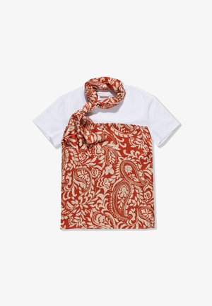 T-shirt bianca con un tessuto a motivo paisley rosso sul davanti, con una sciarpa rossa abbinata annodata al collo. Materiale in cotone morbido.