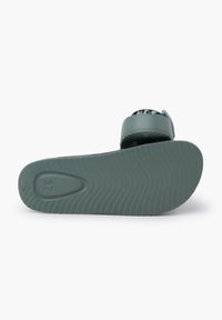 Groene rubberen sandaal met een gestructureerde zool, gebogen vorm en bandje. Heeft een binnenpatroon en een maatstempel van 37 op de voetbed.
