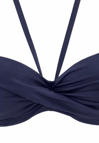 Mörkblå strapless bikiniöverdel med en korsad framdesign, gjord av slät tyg, med smala justerbara band och rynkdetaljer.