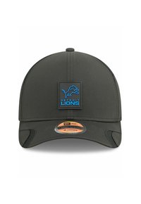 Dunkelgraue Kappe mit strukturiertem Design. Ausgestattet mit einem blauen Detroit Lions-Logo auf einem schwarzen Patch. Mit gestickten Akzenten und verstellbarem Riemen.
