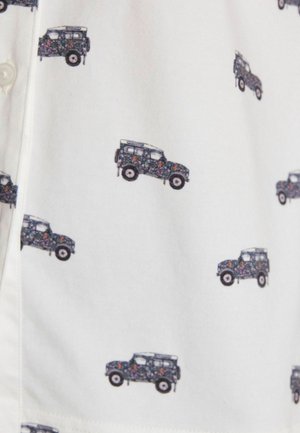 Kurzarmhemd aus weißem Stoff mit einem Muster kleiner dunkelblauer Fahrzeuge, die gleichmäßig über die Oberfläche verteilt sind, versehen mit floralem Design.