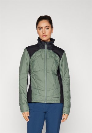 Thermojacke mit grünem Körper und schwarzen Schultern, ausgestattet mit einem hohen Kragen, einem Reißverschluss vorne und einem geometrischen Steppmuster. Logo am Saum.