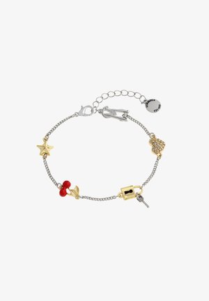 Bracciale in argento con diverse charms: una stella dorata, ciliegie rosse, un cuore dorato con strass, un lucchetto e una chiave.