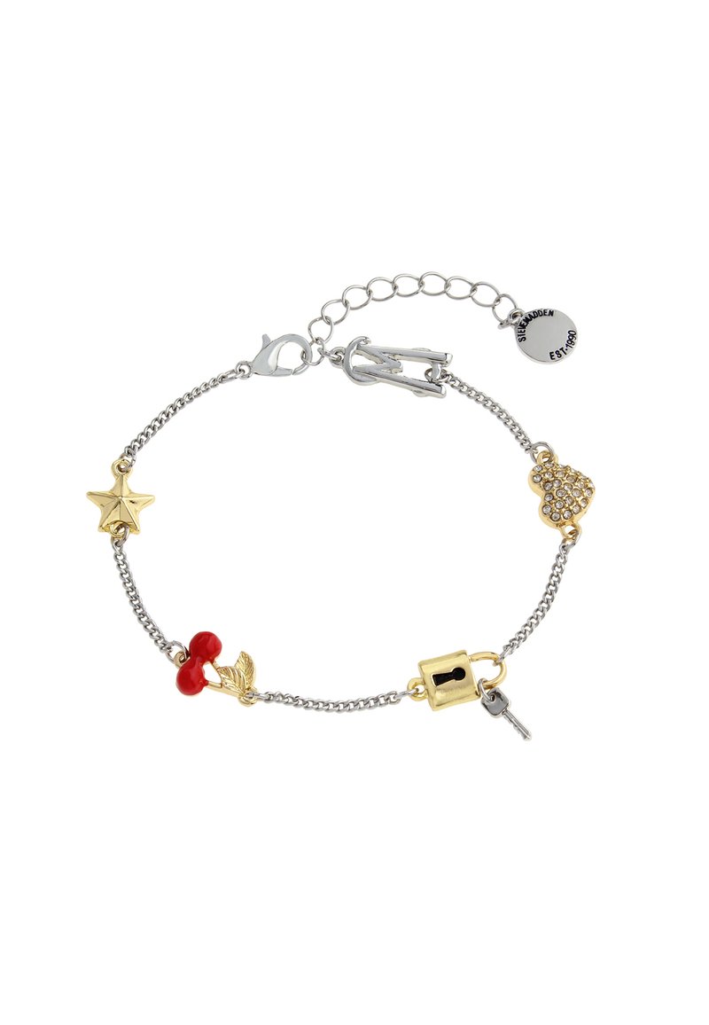 Zilveren kettingarmband met verschillende bedels: een gouden ster, rode kersen, een gouden hart met rhinestones, een hangslot en een sleutel.