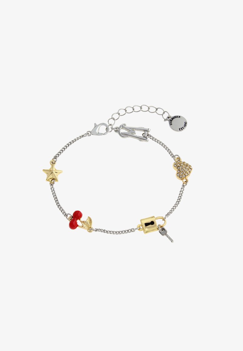 Zilveren kettingarmband met verschillende bedels: een gouden ster, rode kersen, een gouden hart met rhinestones, een hangslot en een sleutel.