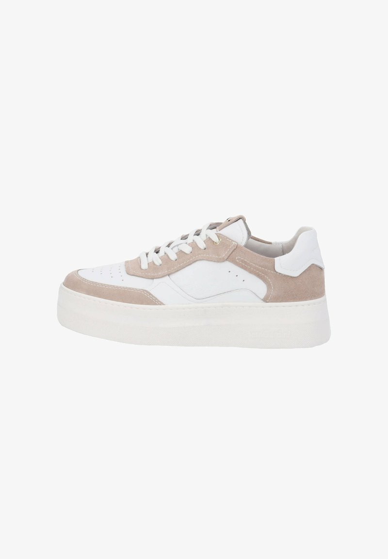 Baskets basses en daim blanc et beige avec semelle épaisse, laçage à l'avant et détails perforés sur l'avant, présentées sur un fond blanc.