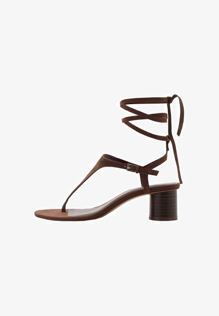 Braune Wildleder-Peeptoe-Sandale mit einem dreieckigen Zehenriemen, Knöchelbindern und einem strukturierten Blockabsatz für Stabilität.