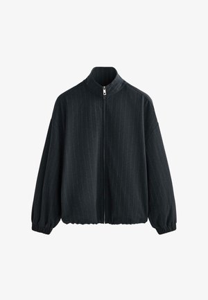 Schwarze, feingestreifte Jacke mit hohem Kragen, Reißverschluss vorne und aufgebauschten Ärmeln. Hergestellt aus weichem Stoff mit glatter Textur.