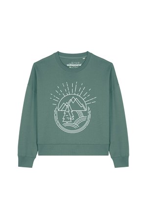 Das grüne Sweatshirt hat ein rundes grafisches Design mit Bergen, einem Baum und Wellen, das in Weiß umrandet ist. Es hat eine weiche Textur und eine lockere Passform.