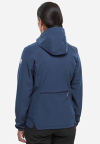 Veste softshell navy avec capuche, dotée de poignets élastiques, d'une poche zippée au dos et d'un ourlet fendu pour une meilleure mobilité.