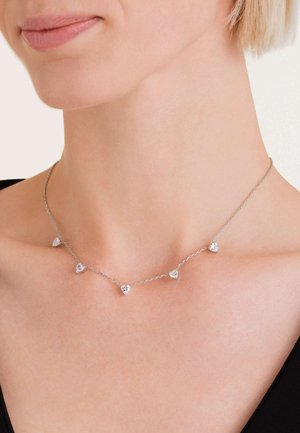 Collar de cadena de plata con cinco piedras preciosas en forma de corazón, cada una con un acabado transparente, distribuidas uniformemente a lo largo de la cadena.