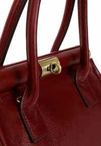 Borsa a mano in pelle rossa con un design strutturato, texture liscia, doppi manici e dettagli in metallo dorato.